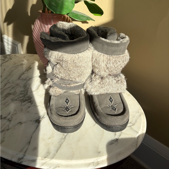 Manitobah Gray Suede Beaded Mukluks Women’s Size 9 - Picture 3 of 9